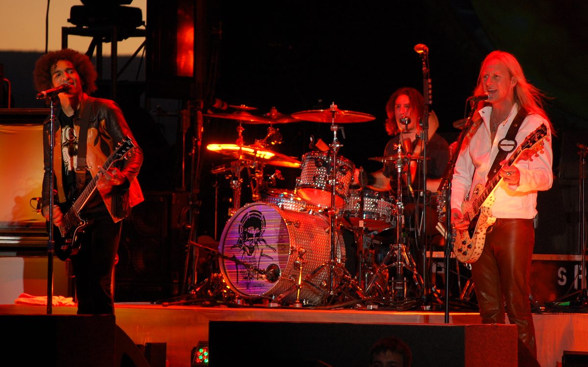 William DuVall (left) and Jerry Cantrell (right) singing at their guitars with Sean Kinney on drums between them, on tour with Alice in Chains on 8 September 2007.