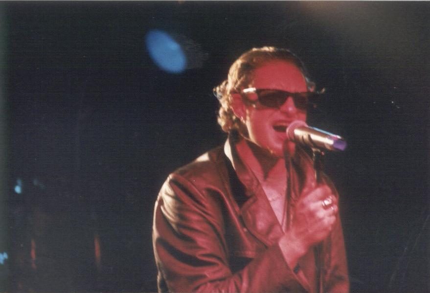 Layne Staley singing with Alice in Chains at The Channel in Boston, Massachusetts, 27 November 1992.