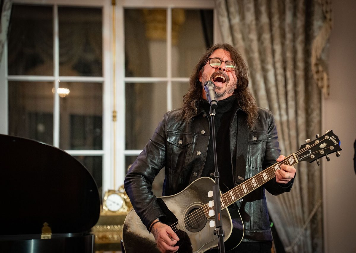 Dave Grohl playing an acoustic Gibson at the U.S. Department of State, Washington, D.C., 27 September 2023.