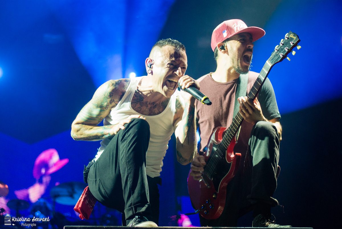 Chester Bennington and Mike Shinoda, on a red Gibson, on stage in Montreal on The Carnivores Tour, 23 August 2014.