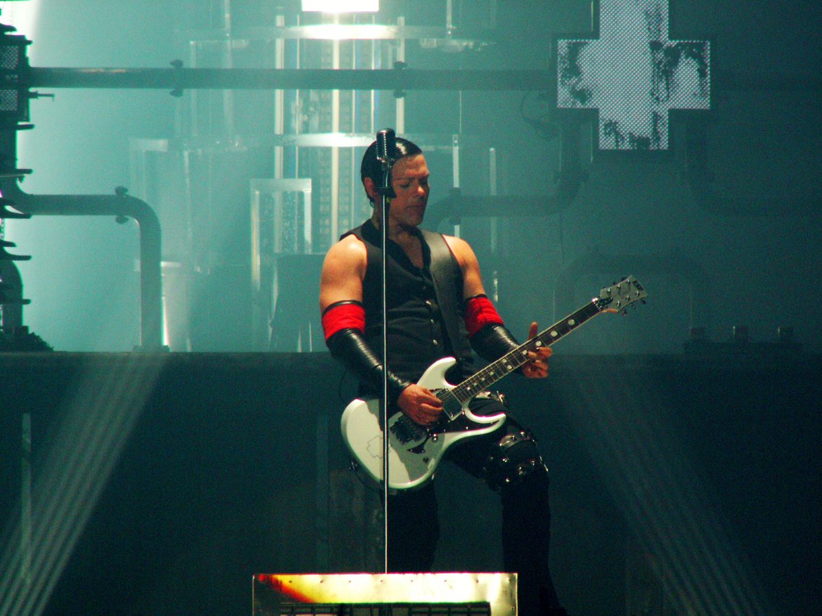 Lead guitarist Richard Kruspe with a white guitar at the Zénith de Nantes, France, 16 November 2009, on the Liebe ist für alle da tour.