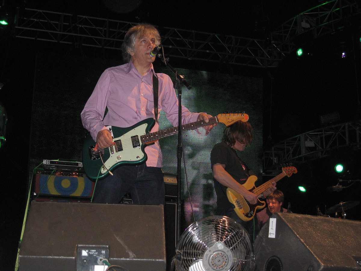 Lee Ranaldo singing and playing a Fender Jazzmaster at the Coachella festival in April 2007, with Mark Ibold on bass and Steve Shelley on drums.