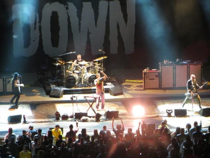 System of a Down at Nikon at Jones Beach Theater in Wantagh, New York, on 5 August 2012, the last word of their name on the backdrop: Daron Malakian (left), John Dolmayan on drums, Serj Tankian at the mic and Shavo Odadjian (right).